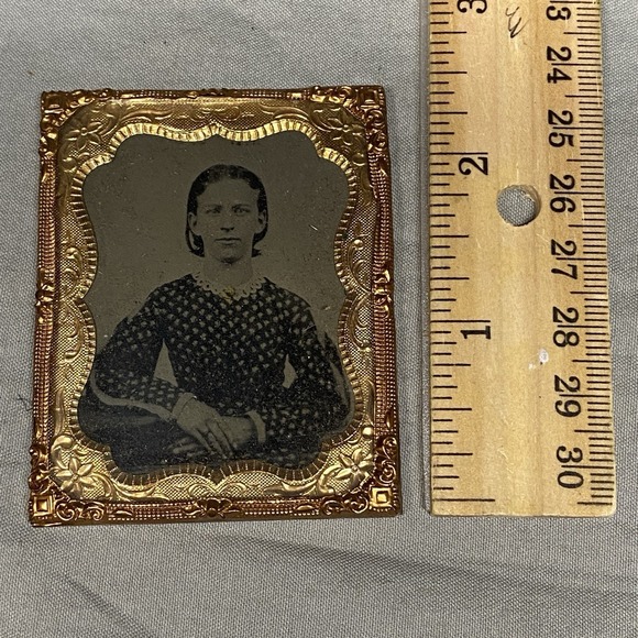 1/9 Plate Tintype Photo 1874 Young Woman Calico Dress w Provenance 1/2 Case - Picture 7 of 10